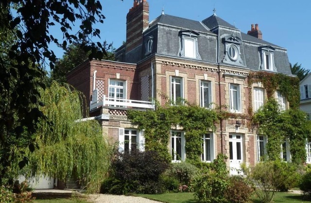 En un jardín cerrado en el corazón de Rouen.
