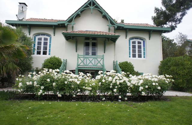 En encanto jardín y comodidad para el edificio anexo independiente de la Villa
