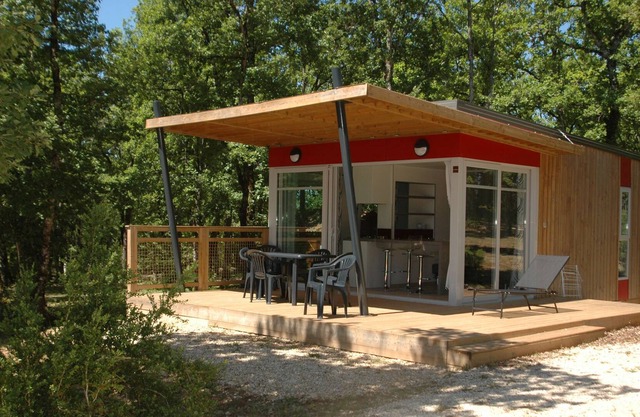 En Saint Cirq Lapopie, chalets luminosos con vistas panorámicas, piscina