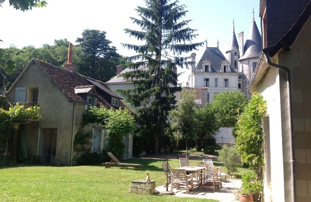 en el corazón de un pueblo histórico de Touraine, con gran jardín y bosque.