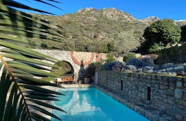 En el corazón de la Balagne, hermosa casa tradicional con piscina climatizada