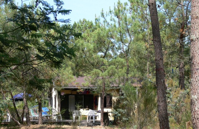 en el área naturista 'Euronat', un pueblo nudista en el Atlántico, con dunas de arena, bosque