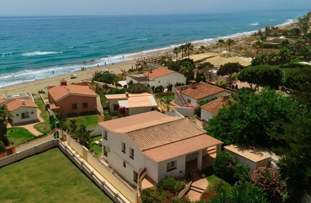 Casa Azura: A pie de playa con terraza, jardín, barbacoa y garaje privados