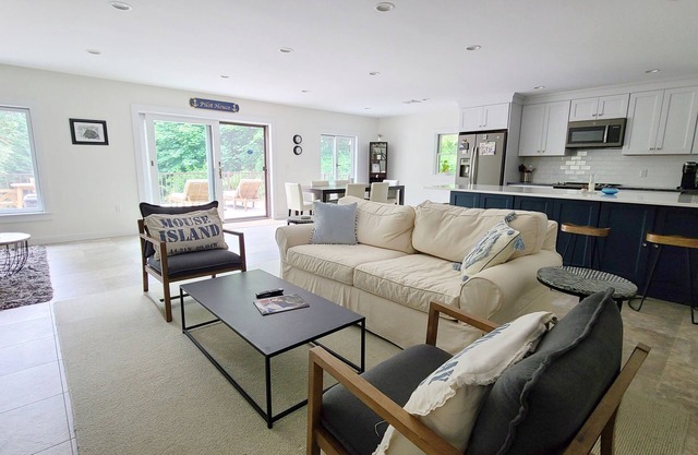 Beautiful 1BD--Sleeps 4, A/C, Walk to Wellfleet Town Center & Harbor