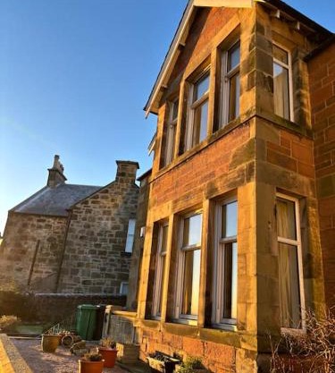 Inchview Beachfront with Log Fire near Edinburgh