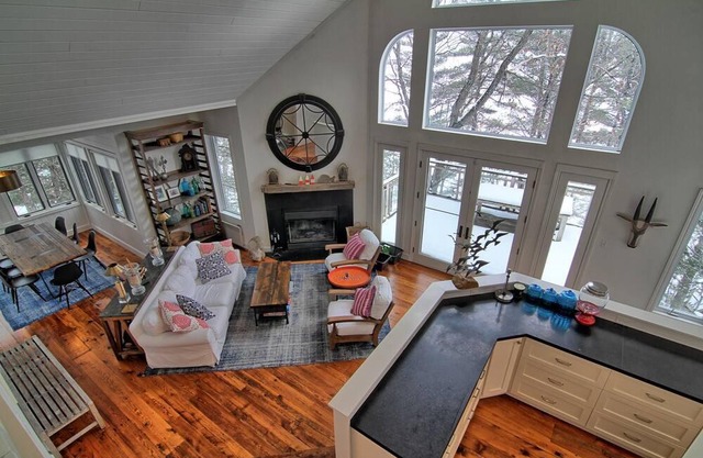 Incl Water Trampoline, Overlooking Lake of Bays! All Day Sun! Hot Tub!