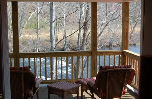 ¡Increíble hogar personalizado a orillas del río Hiwassee!