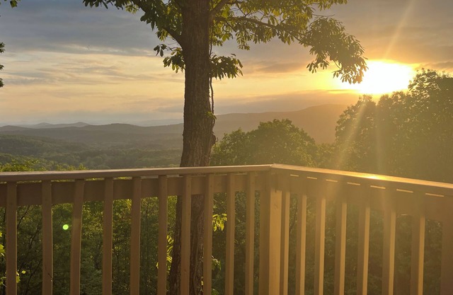 Incredible views, 6BR, game room, fire pit, bunk room, great location!!