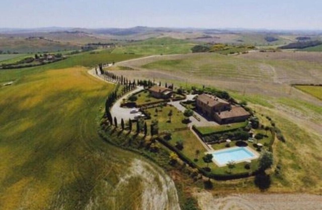 Choza independiente en casa de campo con gran jardín.