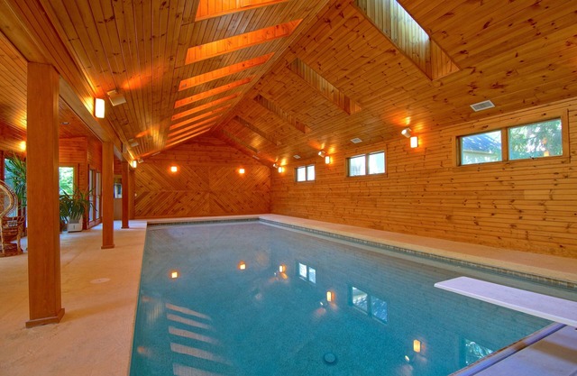 Piscina cubierta, a 2 millas del océano, 7,000 pies cuadrados de casas de lujo