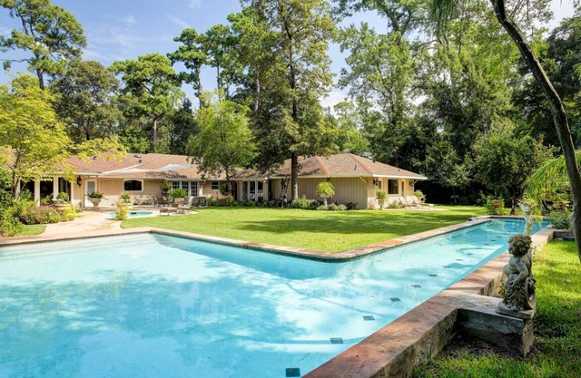 Fabulous Yard Great Location