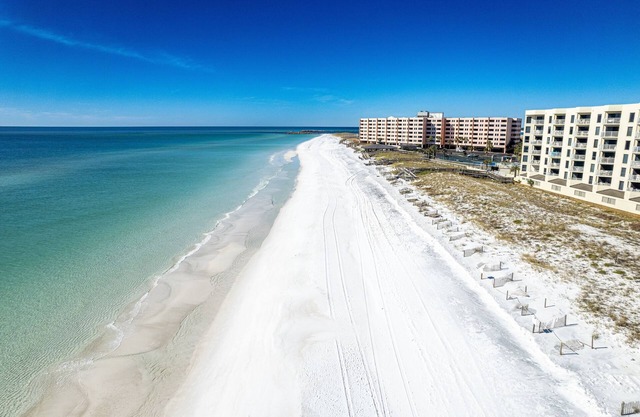 Inlet Reef 402 2 Bedroom Condo by RedAwning