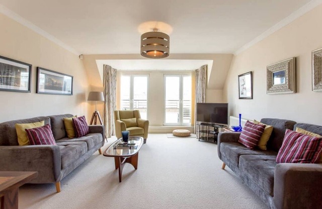 City Centre 3bed/3bath with Parking & Elevator!