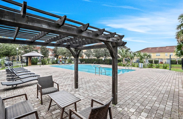 Inviting dog-friendly townhome with full kitchen, central AC, & W/D