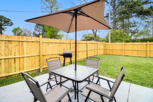 Inviting Savannah Home with Yard 3 Mi to Downtown!