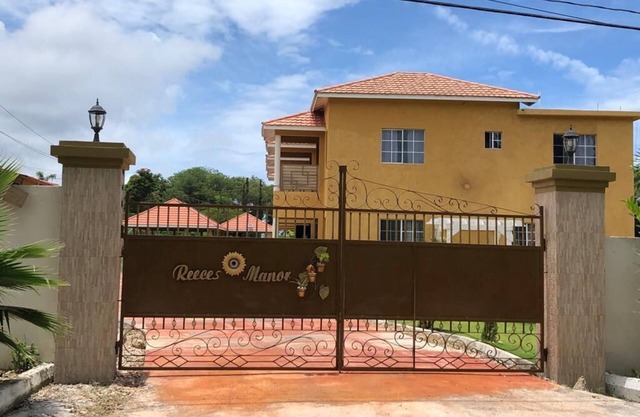 Island Abode - Reece's just a few minutes away from a private beach.