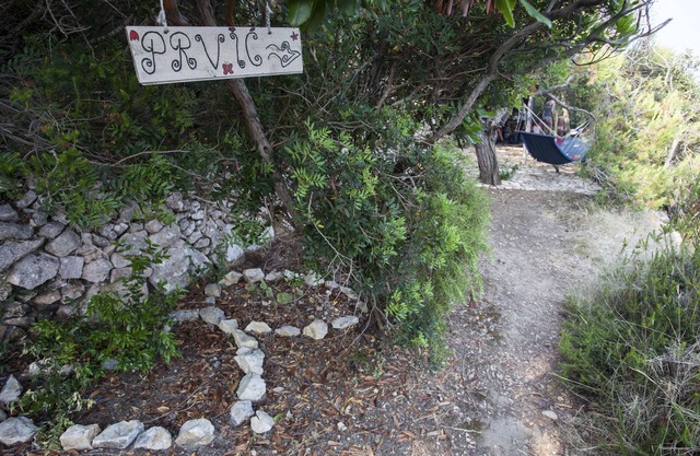 Relájese en un área amigable en la escapada de la isla en la isla Bisevo (Cueva Azul)