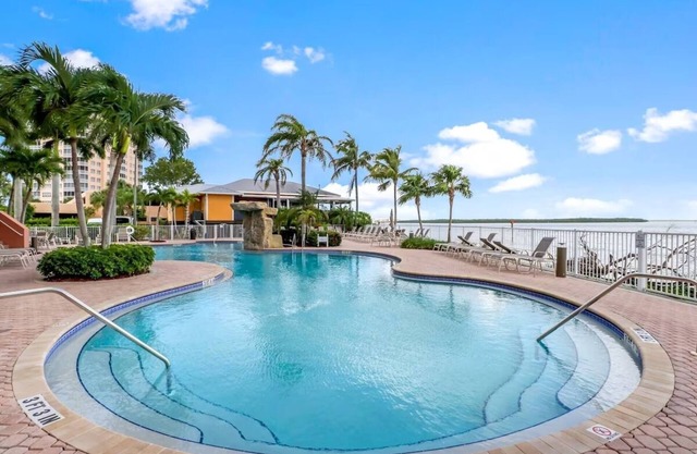 Island Escape: 2 Spacious Units w/ Full Kitchen & Pool Access