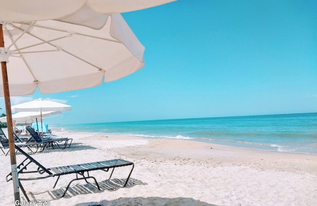Orchid Island Escape!Walk to beach 2 minut,heated pool & hot tub. Putting green.