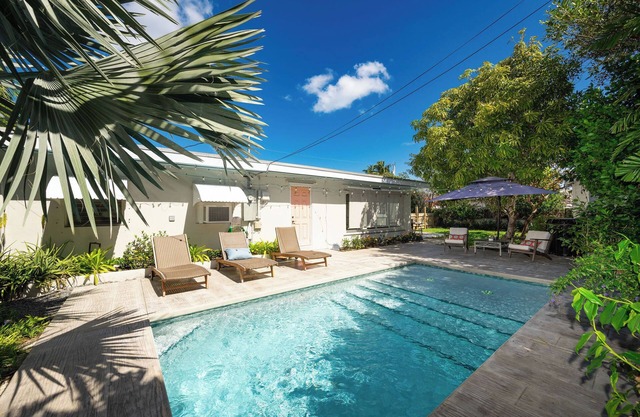 ISLAND SANCTUARY KEY WEST - 3 Bedroom / 2 Bathroom with Pool and Parking!
