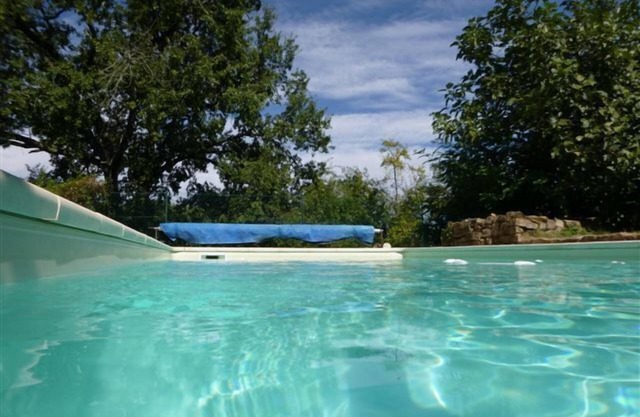 casa aislada, piscina climatizada, la tranquilidad de una propiedad de la madera y prados