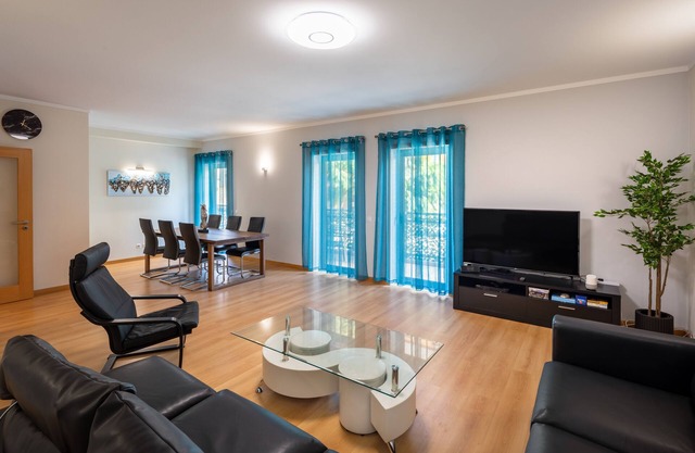 NUEVO 2019 Jacaranda Apt. Frontline w / A / C, calefacción, características de lujo. Licencia 89195 / AL