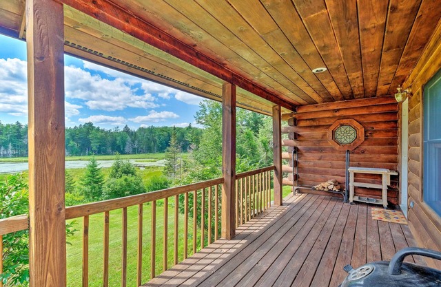 ¡NUEVO! Jacksonville Cabin w / Wraparound Deck & Views