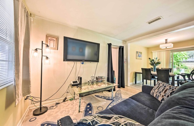 Jacksonville Getaway w/ Yard ~ 2 Mi to Beach!