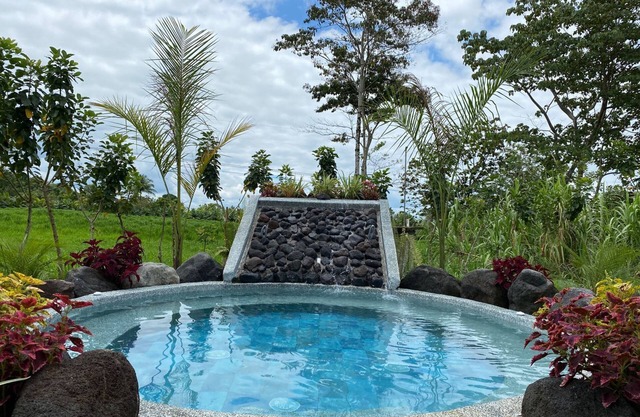 Jacuzzi de agua termal y rancho grande para eventos