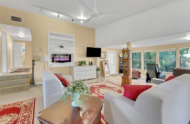 Modern Family Retreat Near Orlando Attractions
