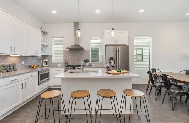 Jade - Private Patio and Balcony - Near Germantown