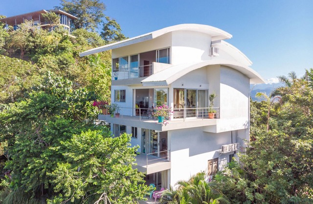 Jaguar: 2-Bedroom Ocean-View Penthouse in Villa Mar y Sol