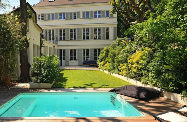 Excepcional casa de 350m2 con jardín y piscina en el corazón del barrio latino.