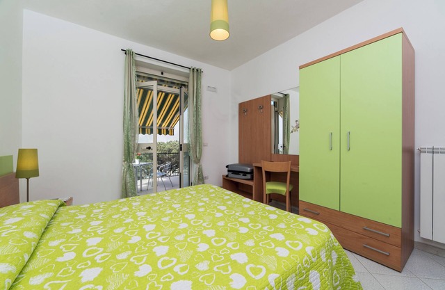Jazmín con baño privado: turismo por la ciudad y senderismo en la costa de Amalfi