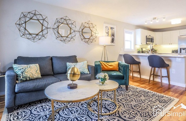 Esta casa es de 3 dormitorios, 2 baños, ubicada en Denver, CO.