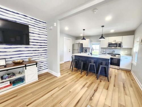 Jennifer's Modern & Comfy Broadway Retreat