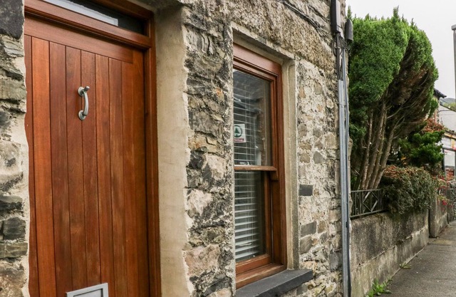 JESSIE'S COTTAGE, pet friendly, character holiday cottage in Staveley