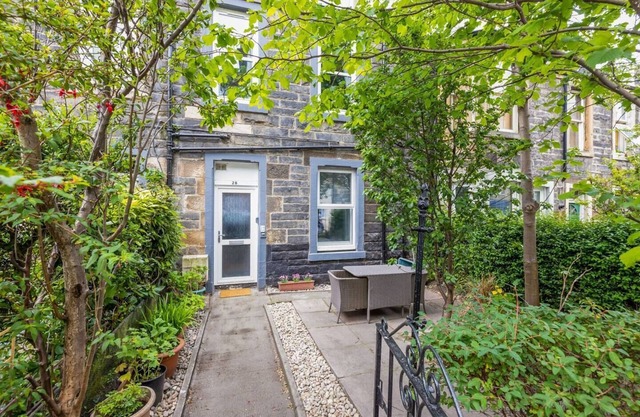 JOIVY Charming 1-Bed Ap Near Leith Links W/ Patio