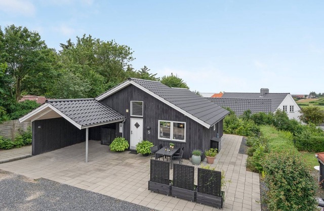 "Jörgen" - 100m from the sea by Interhome
