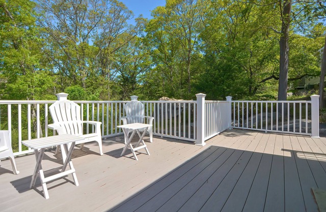 Joseph's Way: A charming cottage in a quiet setting, near Good Harbor Beach.