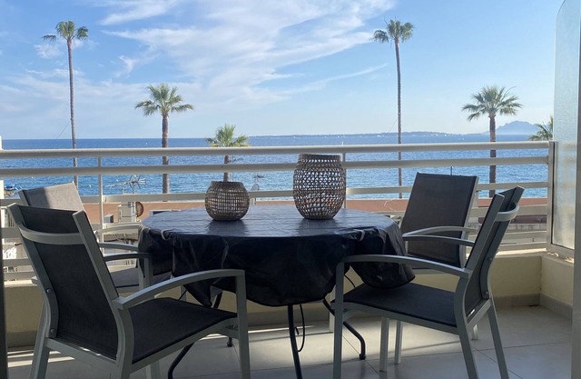 JUAN LES PINS Gran estudio nuevo 2018 frente al mar 4 personas