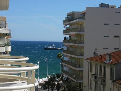 Juan-les-Pins moderne studio, sea view