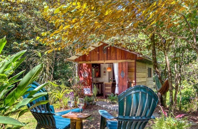 Casita de la selva junto al mar