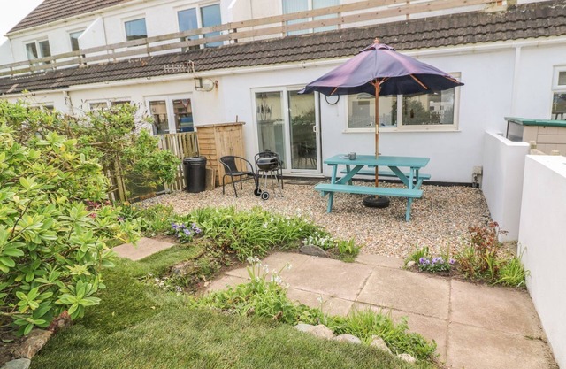 JUST BEACHY, family friendly, character holiday cottage in Porthtowan