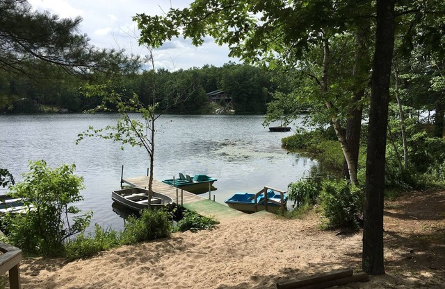 ¡Solo pescando en festivales! Hermoso lago y natación de agua dulce.