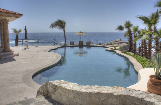 A sólo pasos de la playa, The Perfect Cabo Villa le espera.