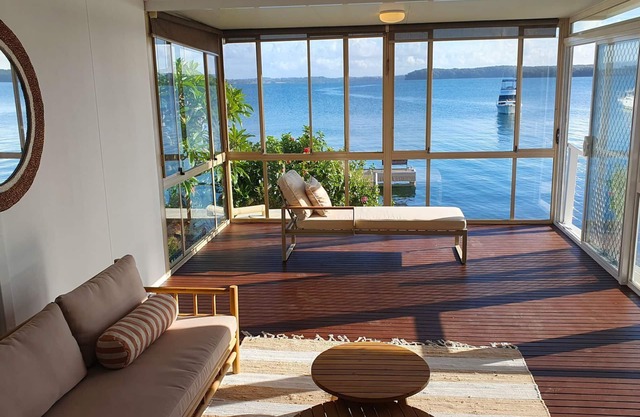 Kabine Waterfront Lakehouse in Sunshine