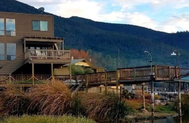 LAKEFRONT LUJO! HISTORIA PRIVADA DE 3 HABITACIONES, 3 HABITACIONES junto a Soda Hot Springs