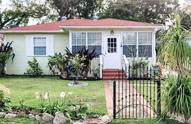 Key Lime Cottage - MINUTES from the beach, Ocean Center, Pictona & downtown!!