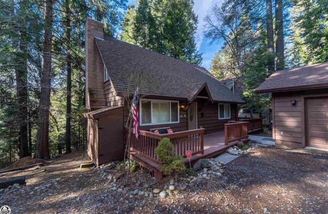 Kid & Pet Friendly Beautiful Fully Functioning Cabin Sleeps 8